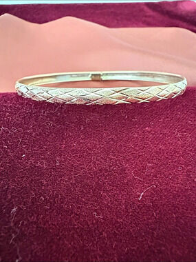 Vintage 10k Gold Hinged Bangle bracelet